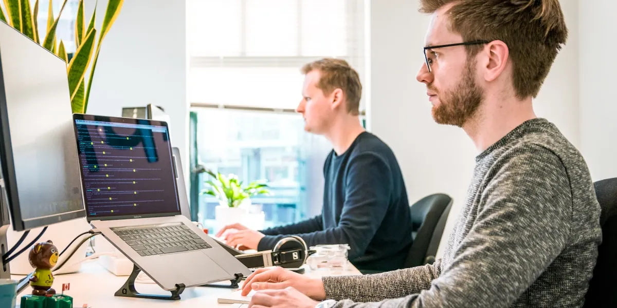 Team bei der digitalen Transformation im Büro